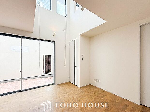 明るく開放的な空間が広がるLDK。室内には豊かな陽光が注ぎ込み、爽やかな住空間を演出。