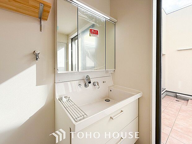 洗面台・洗面所三面鏡裏収納には化粧品や洗面用品類をすっきり整理できます。