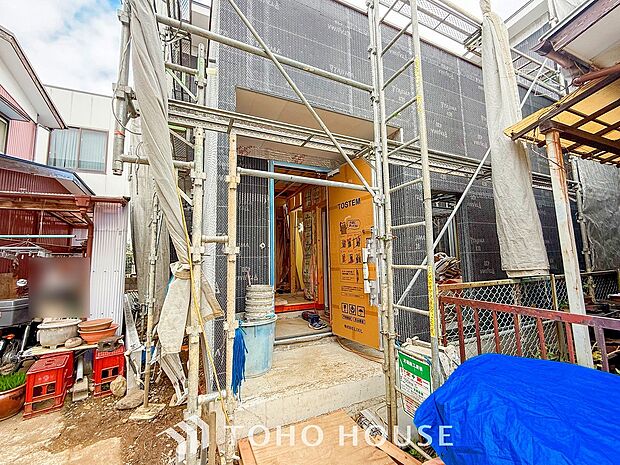 爽やかな青空の下に贅沢なほどに降り注ぐ陽光、豊かな居住性と、クオリティが見事に調和した住空間。