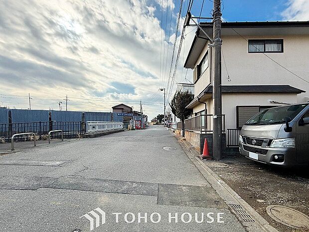 前面道路含む現地写真『快適』は「家」と「街」と「環境」が調和した時に訪れるだと改めて感じさせてくれます。