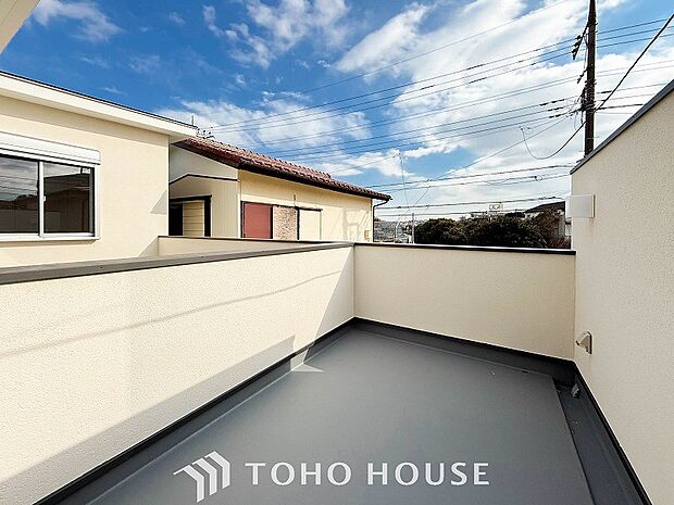 暮らしの中で光と風を演出してくれるバルコニー。