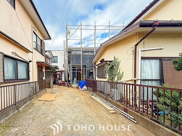 敷地内にカースペース有り。ゆとりある空間を保っています。