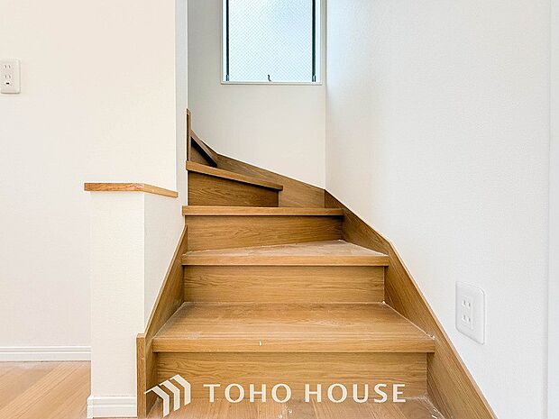 パブリックゾーンとプライベートゾーン繋ぐ階段。豊かな陽光が注ぎ込み、爽やかな住空間を演出。