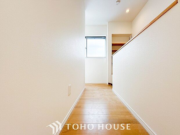 上質感漂う廊下。居住者の帰り、訪れる方を優しく迎える・安らぎに満ちた生活空間を予感させる。