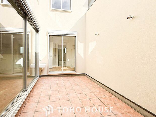 ちょっとしたお庭は、開放的な素敵な空間を演出しております。