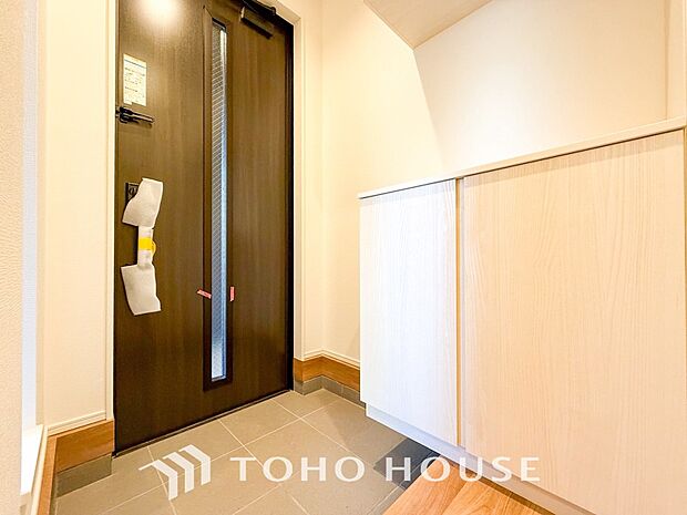 明るくコントラストのある、開放感と清潔感を兼ね備えた玄関。