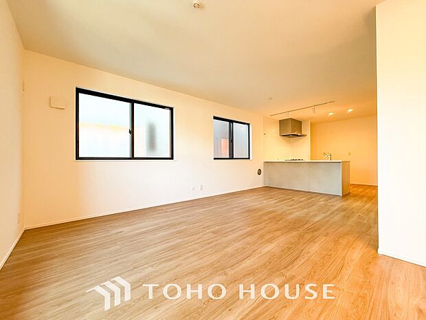 明るく開放的な空間が広がるLDK。室内には豊かな陽光が注ぎ込み、爽やかな住空間を演出。