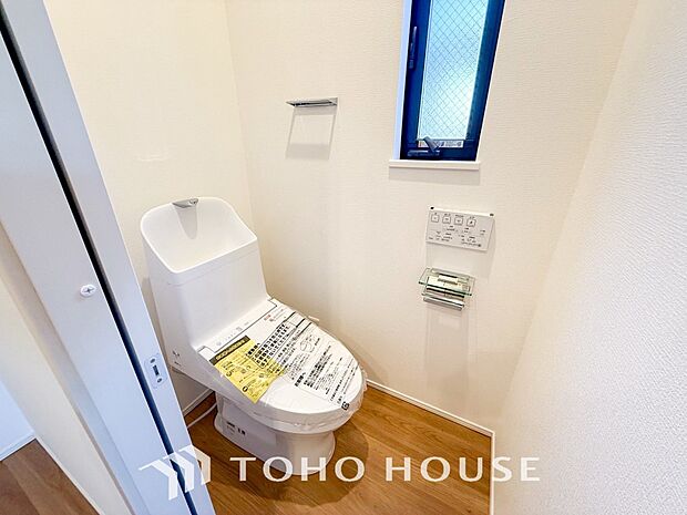 換気と明るさに配慮した清潔感溢れるトイレ。落ち着いた空間で安らぎのひとときをお過ごしいただけます。
