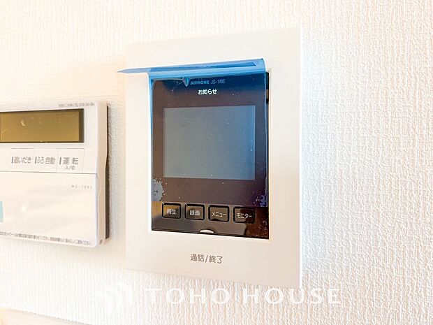 誰が来てもわかる様にモニター付きインターホンを設置。快適と安らぎを合わせた優しい設計。