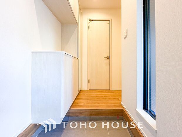 上質感漂う廊下。居住者の帰り、訪れる方を優しく迎え安らぎに満ちた生活空間を予感させます。