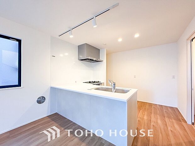 あたたかい日差しがたっぷり降り注ぐLDKは自然と家族の顔があかるい笑顔に。