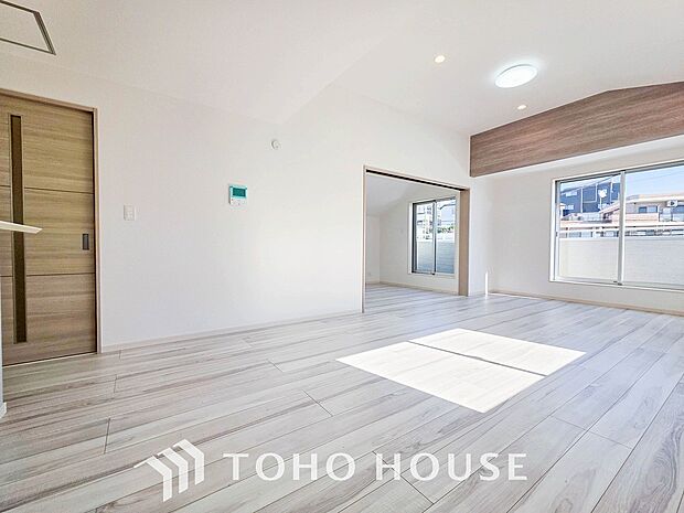 明るく開放的な空間が広がるLDK。室内には豊かな陽光が注ぎ込み、爽やかな住空間を演出。