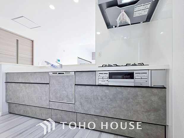 ご家族みんなで調理ができる位のスペースを実現したキッチン空間となっております。