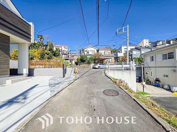 前面道路含む現地写真『快適』は「家」と「街」と「環境」が調和した時に訪れるだと改めて感じさせてくれます。