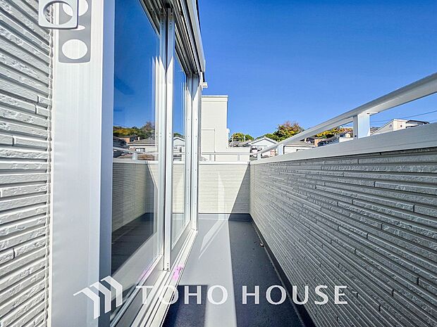 陽光とそよ風に触れることができるバルコニー。