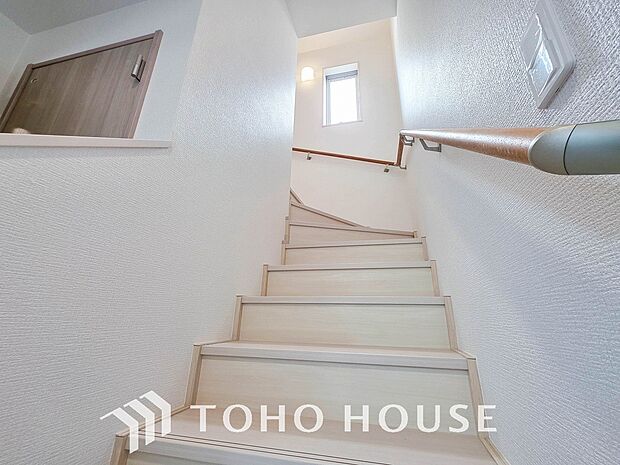 パブリックゾーンとプライベートゾーン繋ぐ階段。豊かな陽光が注ぎ込み、爽やかな住空間を演出。