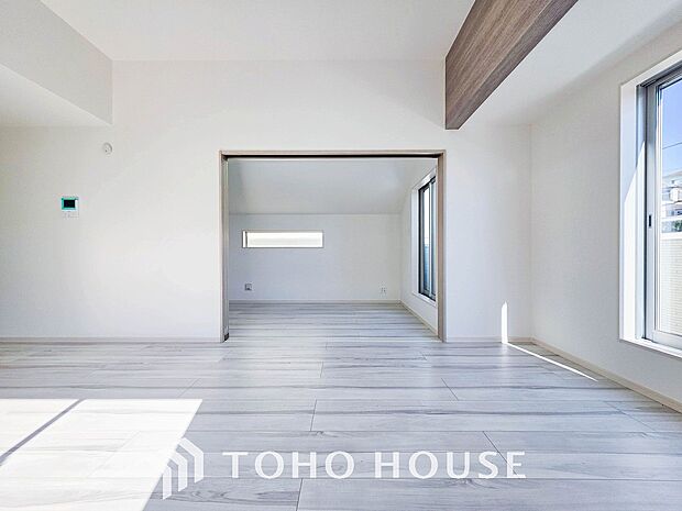 光と風があふれる開放的なリビングダイニングには自然と家族みんなが集まってきます。