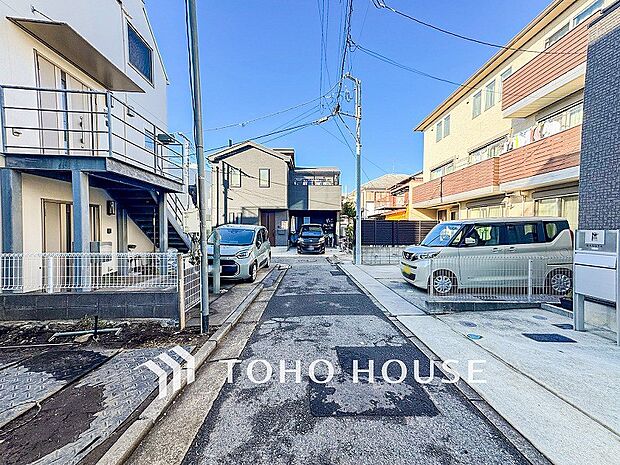 前面道路含む現地写真『快適』は「家」と「街」と「環境」が調和した時に訪れるだと改めて感じさせてくれます。