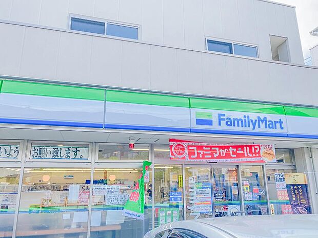 食料品や生活雑貨などが揃う安心便利なコンビニエンスストア。