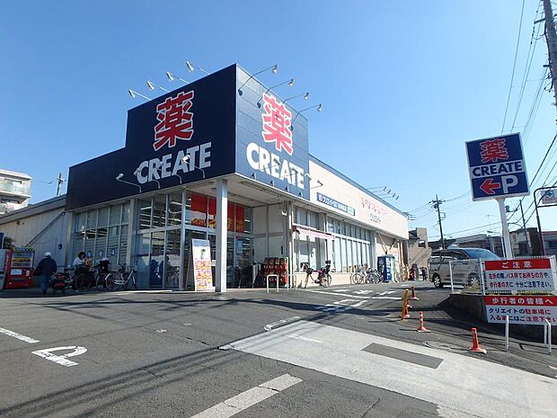 処方箋の受付も行うドラッグストア。食品・お米などの取り扱いもあります。