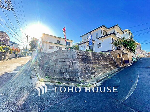 閑静な住宅地で小さなお子様がいるご家族にも安心な住環境が魅力です。