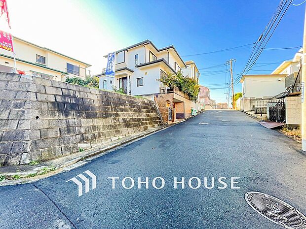 前面道路含む現地写真『快適』は「家」と「街」と「環境」が調和した時に訪れるだと改めて感じさせてくれます。