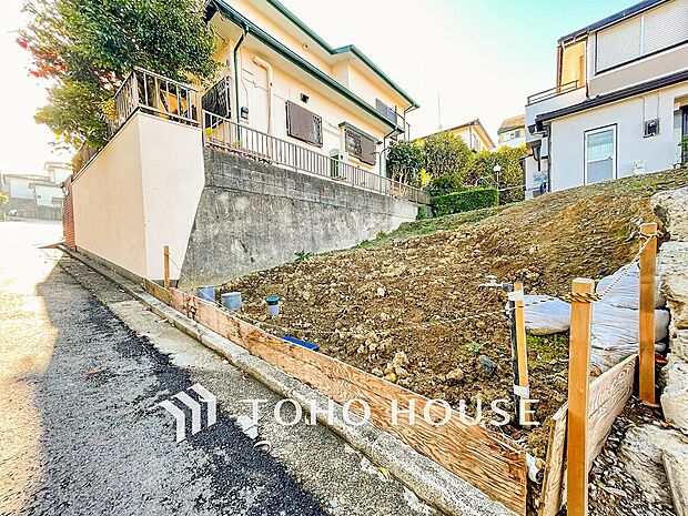 敷地内にカースペースを確保。ゆとりある空間を保っています。