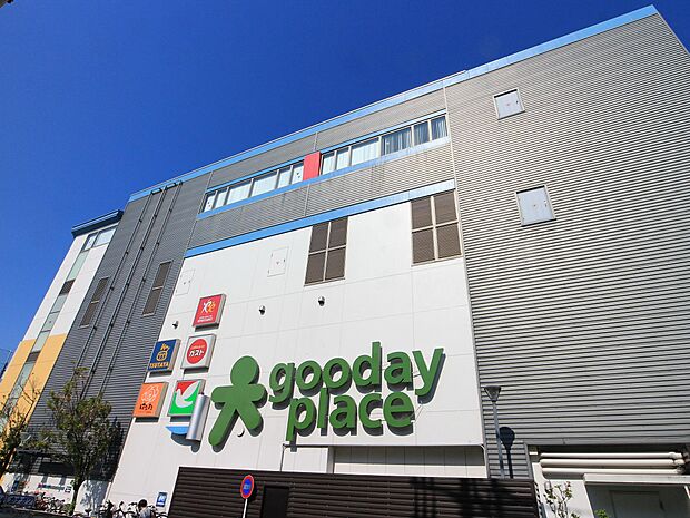 スポーツクラブの「ルネサンス港南中央」やヨークマート、DAISO、飲食店などが入る複合商業施設。