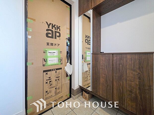 居住者の帰り、訪れる方を優しく迎えてくれる開放感のある玄関。