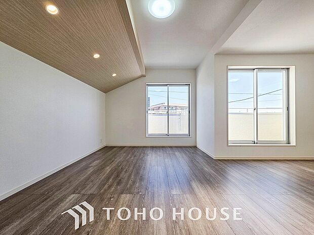 太陽の恵みを一気に受けた明るくあたたかいお住まい。吹きぬける風を感じながら爽やかで風通しの良い暮らし。