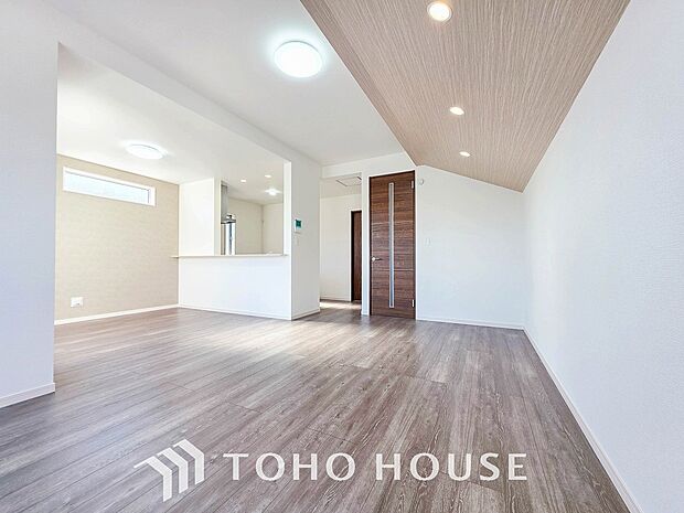 家族と過ごすひと時を溢れる光が優しく包み込むリビングダイニング。