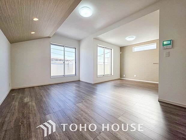 光と風があふれる開放的なリビングダイニングには自然と家族みんなが集まってきます。