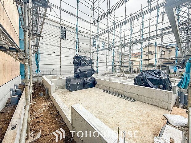 住む人を映し出す洗練された佇まいは、いつまでも輝き続けながらいつしか街の風景に溶け込んでいきます。