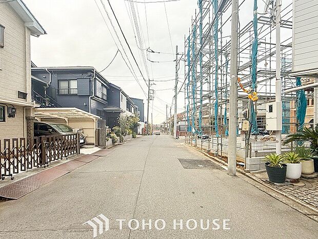 前面道路含む現地写真『快適』は「家」と「街」と「環境」が調和した時に訪れるだと改めて感じさせてくれます。