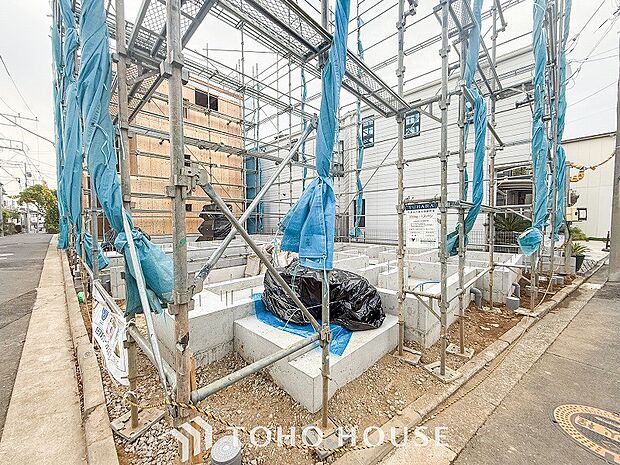 住む人を映し出す洗練された佇まいは、いつまでも輝き続けながらいつしか街の風景に溶け込んでいきます。