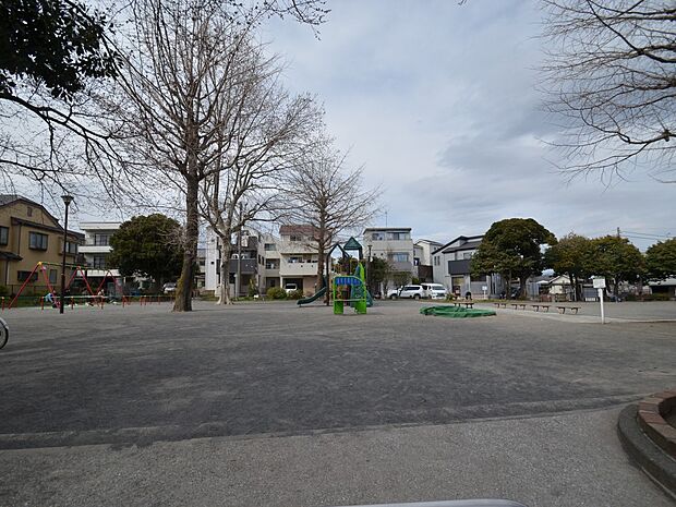 東台交番の隣にある公園です。山の形をしたユニークな遊具があります。いろいろな方向から上ったり下りたり楽しめそうですね。