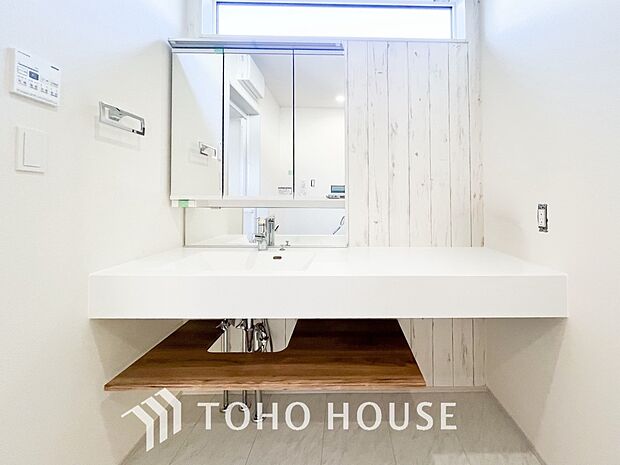 洗面台・洗面所三面鏡裏収納には化粧品や洗面用品類をすっきり整理できます。