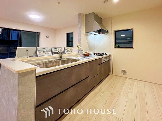 明るい自然光が入る対面キッチン。家族そろってキッチンに立っても調理がしやすい余裕の広さ。