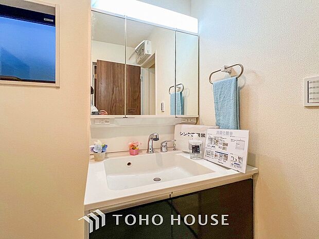 洗面台・洗面所三面鏡裏収納には化粧品や洗面用品類をすっきり整理できます。