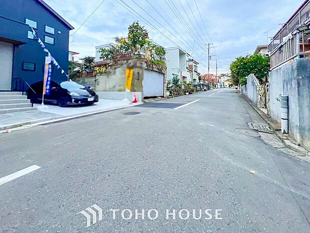 前面道路含む現地写真『快適』は「家」と「街」と「環境」が調和した時に訪れるだと改めて感じさせてくれます。