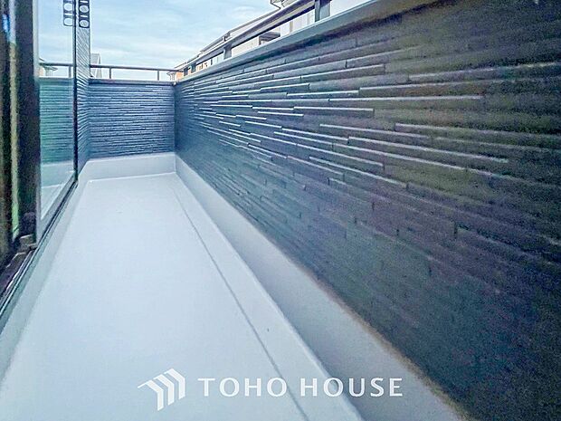 心地よい風を肌で感じることのできるバルコニー。