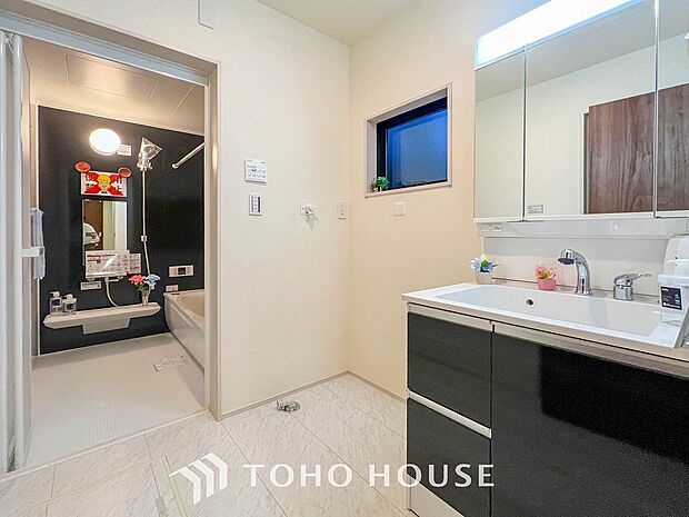 清潔感のあるプライベート空間は、身だしなみチェックや肌のお手入れに最適です。