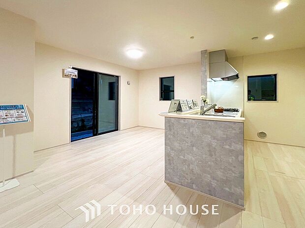 忙しい朝でも、しっかり家族が揃って食事をして頂けるゆとりある大きさのダイニングスペース。