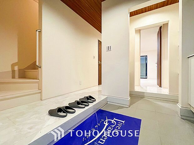 上質感漂う廊下。居住者の帰り、訪れる方を優しく迎え安らぎに満ちた生活空間を予感させます。