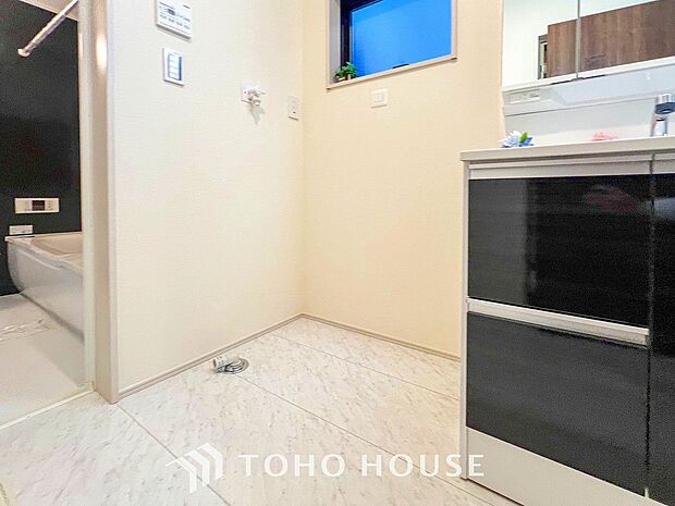 洗濯機を配置しても十分なスペースを確保しております。