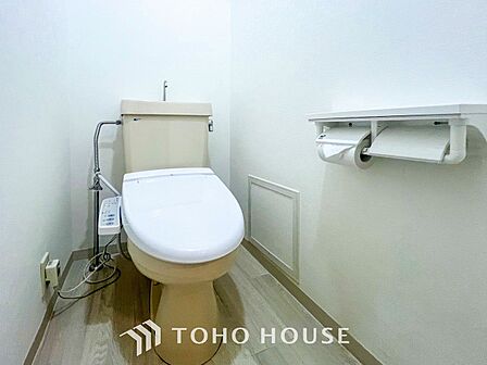 トイレはシンプルにホワイトで統一した温水洗浄付です。