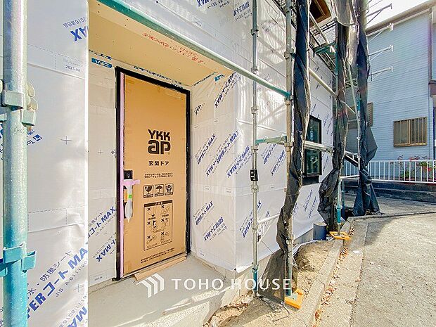 住む人や訪れる人やさしくエスコートする玄関アプローチ。