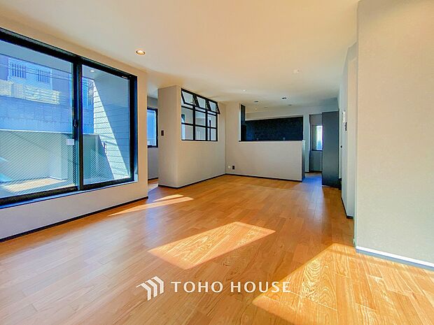 戸建てならではのリビング。落ち着いた色調のリビングは家族団欒の憩いの場所です。