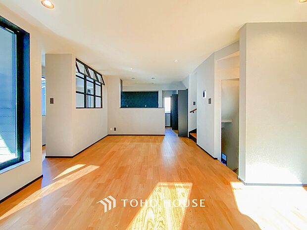 忙しい朝でも、しっかり家族が揃って食事をして頂けるゆとりある大きさのダイニングスペース。