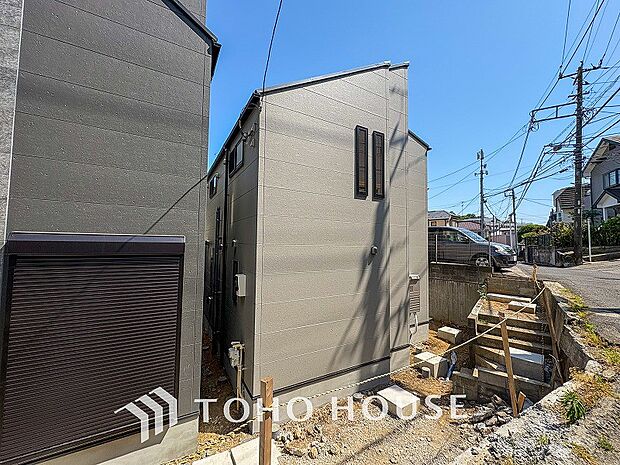 閑静な住宅街の一角、ひと時のくつろぎが生まれ、ゆっくりと愛着が育まれていきます。